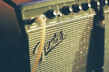 Amp in a box, preamp pedals, ampless solutions... All the best solutions for doing without an amp!